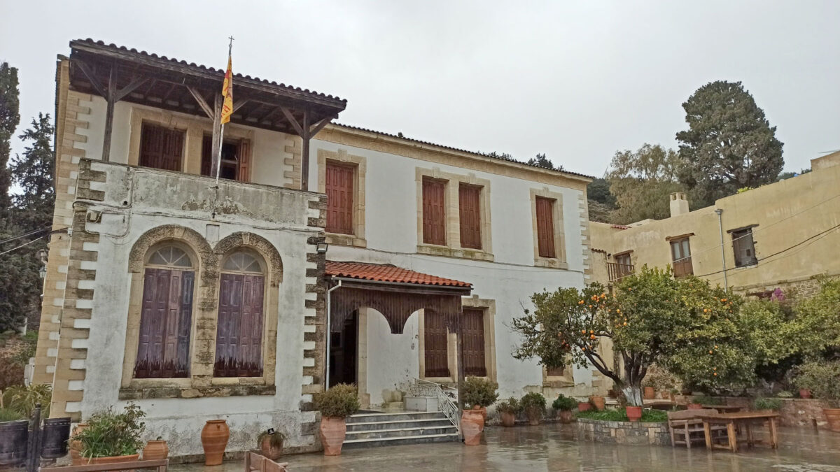 Το Ηγουμενείο της Μονής Αγ. Γεωργίου Επανωσήφη (φωτ.: Περιφέρεια Κρήτης).