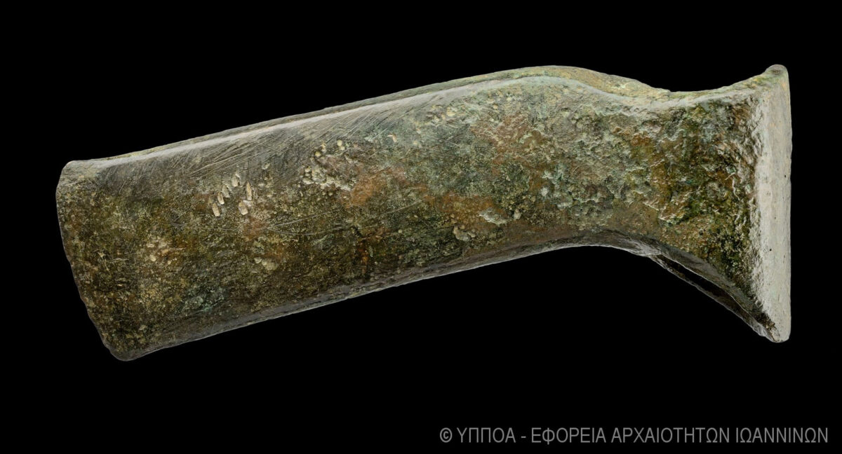 Χάλκινος μονόστομος πέλεκυς με κυκλική οπή στειλέωσης,  Πρώιμη Εποχή Χαλκού (3η χιλιετία π.Χ.),
Θησαυρός Ροδοτοπίου / Π.Ε. Ιωαννίνων.
Διαστάσεις: μήκος: 0,188 μ., πλάτος λεπίδας: 0,053 μ.,  βάρος: 942 γρ. Αρχαιολογικό Μουσείο Ιωαννίνων (Αρ. Ευρετηρίου: ΑΜΙ 4374). Φωτ.: Εφορεία Αρχαιοτήτων Ιωαννίνων.