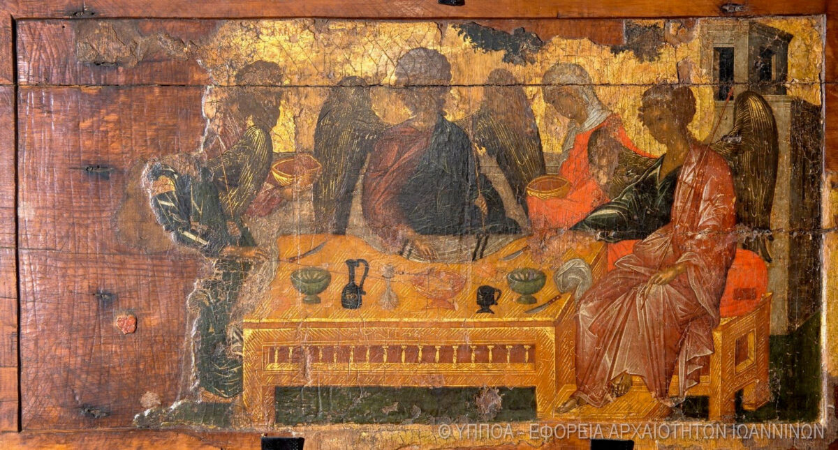 «Η Φιλοξενία του Αβραάμ» (Ν. Άρτας), 16ος αι. Διαστάσεις: ύψος: 0,37 μ., πλάτος: 0,68 μ., πάχος: 0,02 μ.
Βυζαντινό Μουσείο Ιωαννίνων (Αρ. Ευρετηρίου: ΑΚ ΑΡΤ133). Φωτ.: Εφορεία Αρχαιοτήτων Ιωαννίνων.