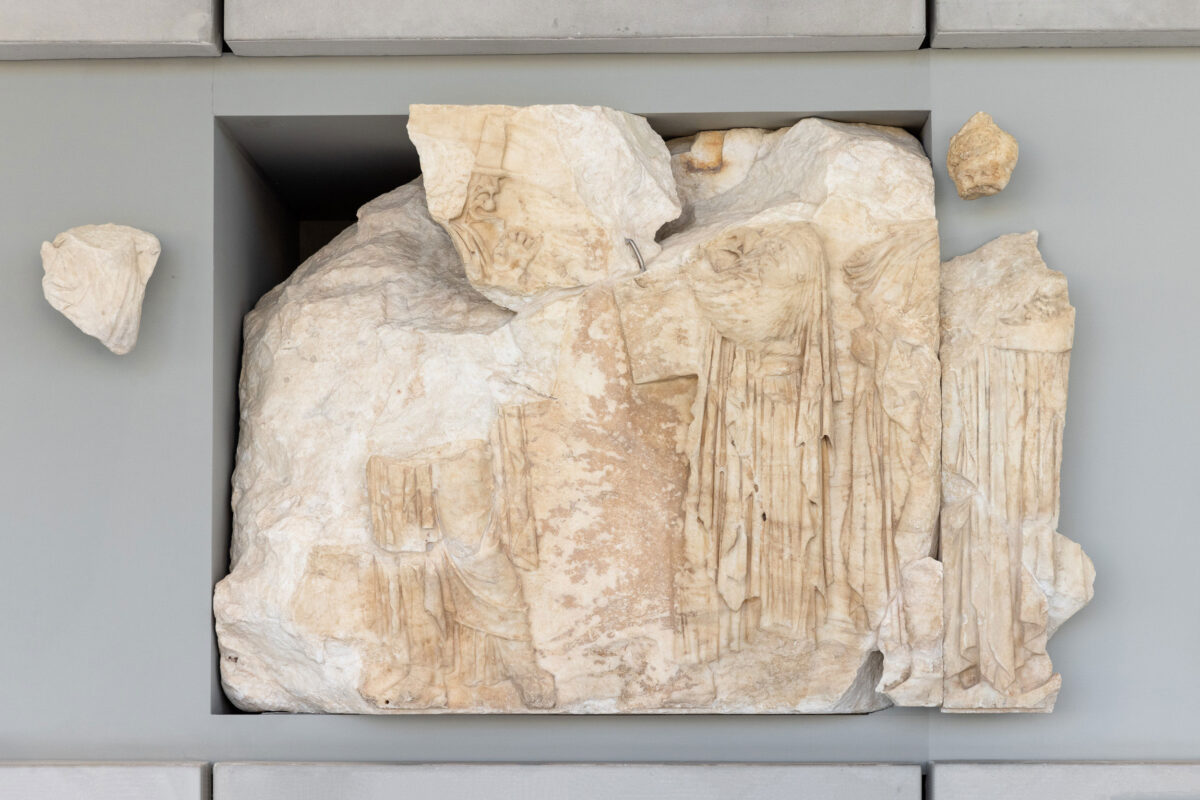 Τμήμα του λίθου ΙΧ της βόρειας ζωφόρου με το τοποθετημένο θραύσμα κεφαλής. © Μουσείο Ακρόπολης. Φωτ.: Πάρις Ταβιτιάν.