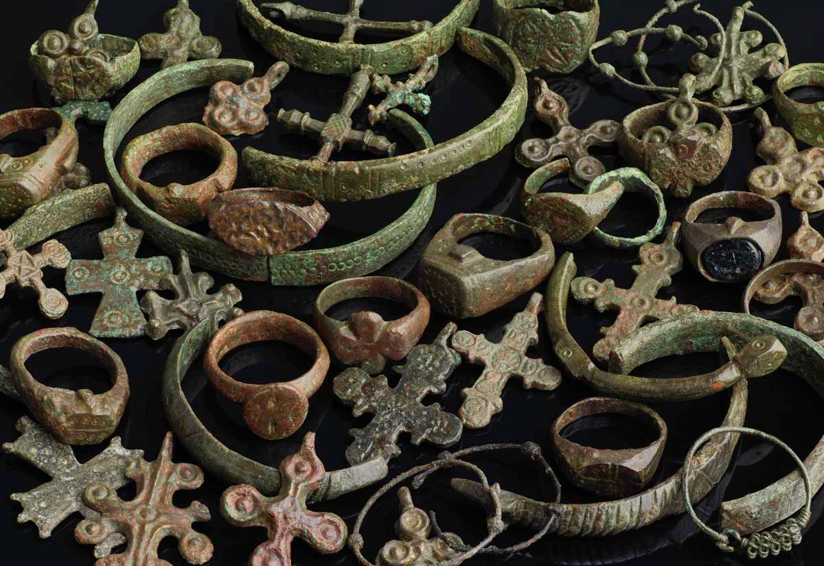 Χάλκινα κοσμήματα και σταυροί, επιστήθιοι και εγκόλπια, από τη βυζαντινή αγορά της Θεσσαλονίκης (φωτ.: ΥΠΠΟΑ).