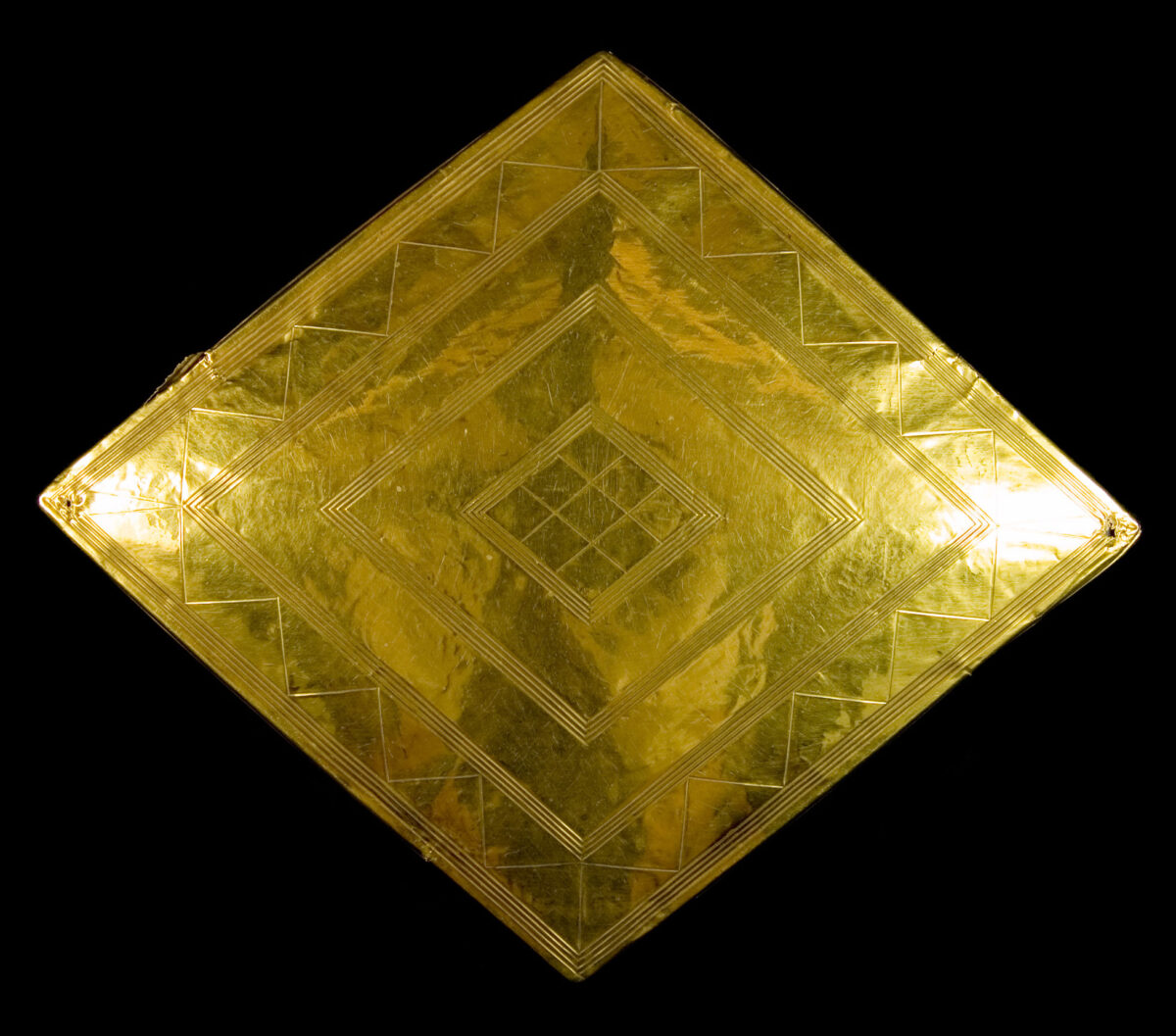 Χρυσός ρόμβος από τα ταφικά κτερίσματα στο Bush Barrow, ένα από τα πλέον σημαντικά δείγματα χρυσοχοΐας της πρώιμης Εποχής του Χαλκού. 1950–1600 π.Χ. Amesbury, Wiltshire, Αγγλία. Φωτ.: David Bukach. © Wiltshire Museum, Devizes.