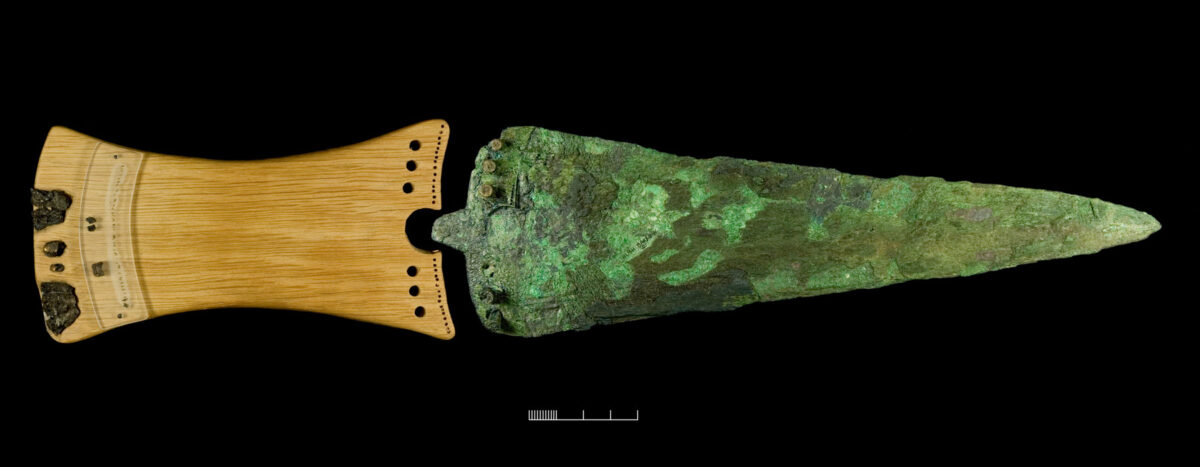 Εγχειρίδιο από τα κτερίσματα τάφου στην τοποθεσία Bush Barrow (με λαβή-αντίγραφο), 1950–1600 π.Χ. Amesbury, Wiltshire, Αγγλία. Φωτ.: David Bukach. © Wiltshire Museum, Devizes. 