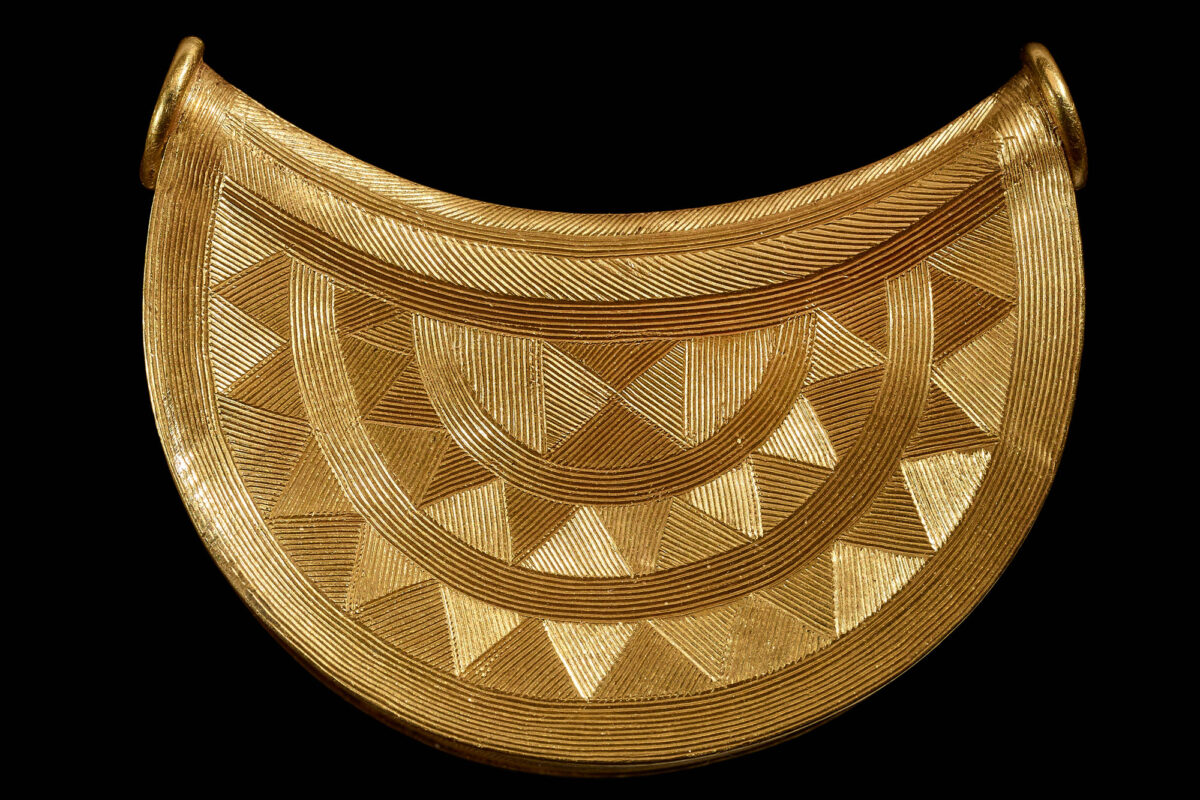 Περιδέραιο της Εποχής του Χαλκού στο οποίο απεικονίζεται ο ήλιος. 1000–800 π.Χ. © The Trustees of the British Museum.