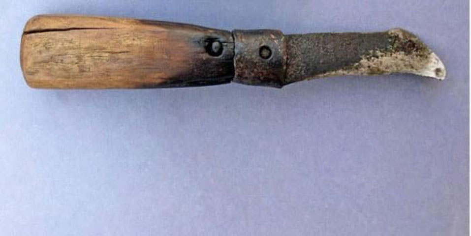 Εργαλείο από μέταλλο και λαβή από ξύλο. Φωτ.: Υπουργείο Τουρισμού και Αρχαιοτήτων, Αίγυπτος.