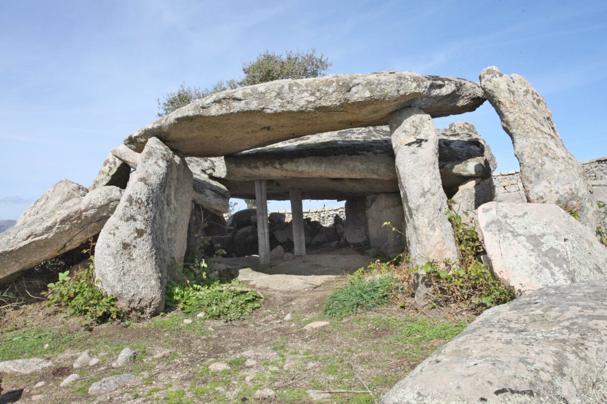 Ντολμέν / Dolmen di Ladas – Luras (πηγή εικόνας: Αρχαιολογικό Μουσείο Θεσσαλονίκης).