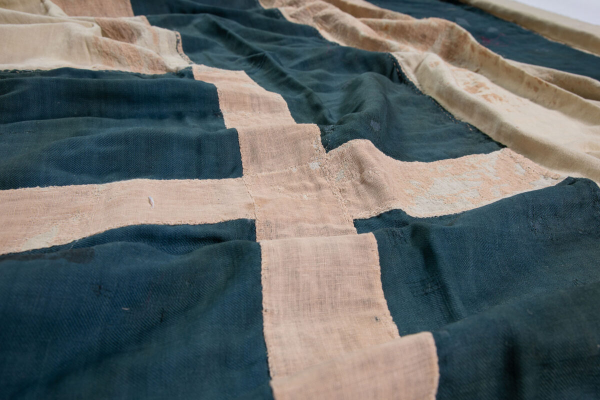 Κυανόλευκη ναυτική πολεμική σημαία, που ανήκε στον Κωνσταντίνο Κανάρη. Συλλογή Σημαιών © ΙΕΕΕ/ΕΙΜ.