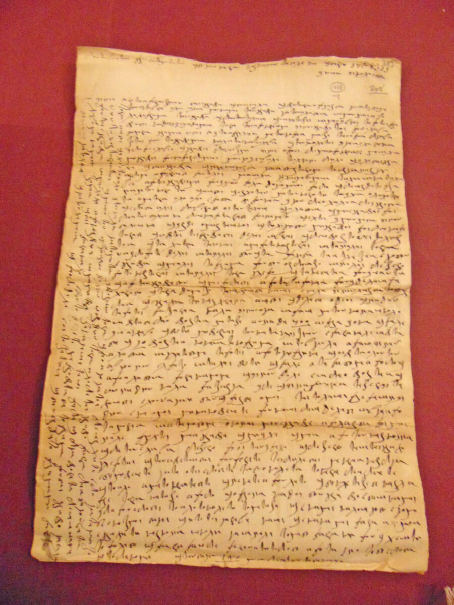 Ανάμεσα στα έγγραφα που παρουσιάζονται υπάρχει και επιστολή, μέρος εμπορικής αλληλογραφίας με παραλήπτη εμπορικό εταίρο στην Κουλακιά (Χαλάστρα) για νήματα, υφάσματα κι ενδύματα από τη Βενετία (φωτ.: ΑΠΕ-ΜΠΕ / Κατερίνα Κορρέ).