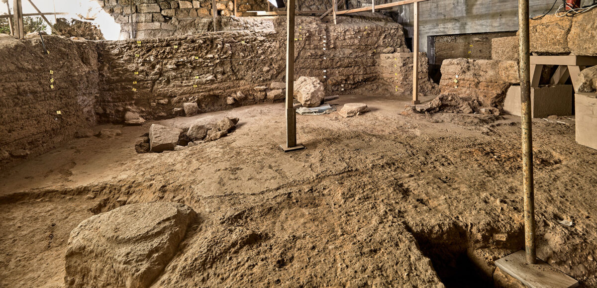 Εικ. 1. Παλιά Πόλη Χανίων. Λόφος Καστέλλι. Ανασκαφή στην οδό Κατρέ, αρ.1. Τμήμα της μεγάλης αίθουσας με το χαλικάσβεστο δάπεδο από τα ανατολικά (14ος-13ος αι. π.Χ.).