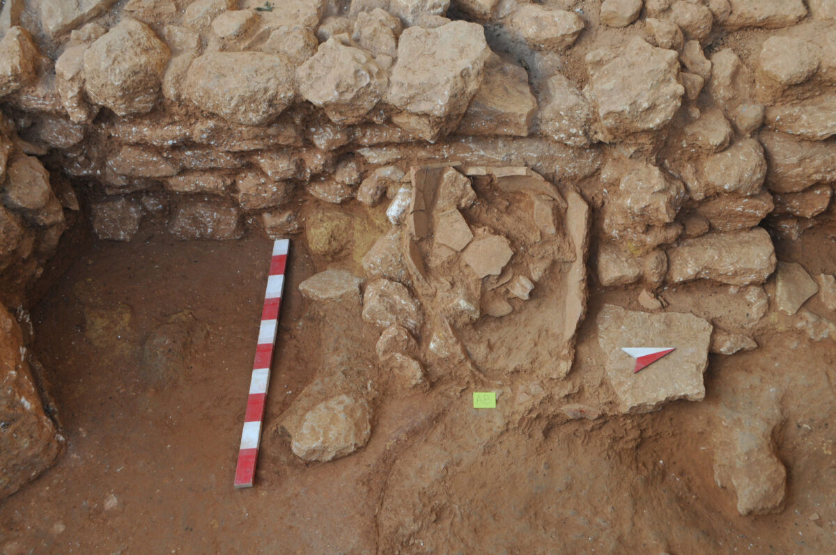 Εικ. 10. Ανασκαφή στην οδό Κανεβάρω και Σκορδιλών (οικόπεδο Λιονάκη-Βλαμάκη). Διακρίνεται ο σπασμένος πίθος κατά χώραν μπροστά στον τοίχο του δωματίου.