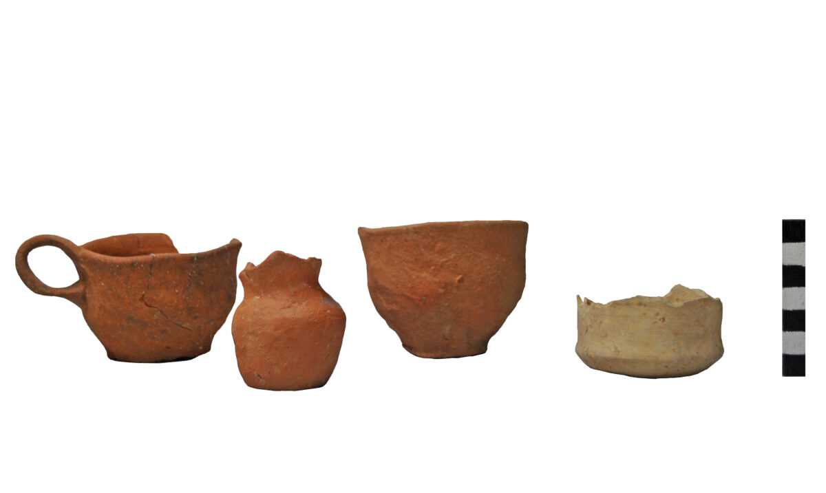 Εικ. 11. Ανασκαφή στην οδό Κανεβάρω και Σκορδιλών (οικόπεδο Λιονάκη-Βλαμάκη). Κεραμική των αρχών της 2ης χιλιετίας π.Χ. (Μεσομινωική Ι περίοδος).