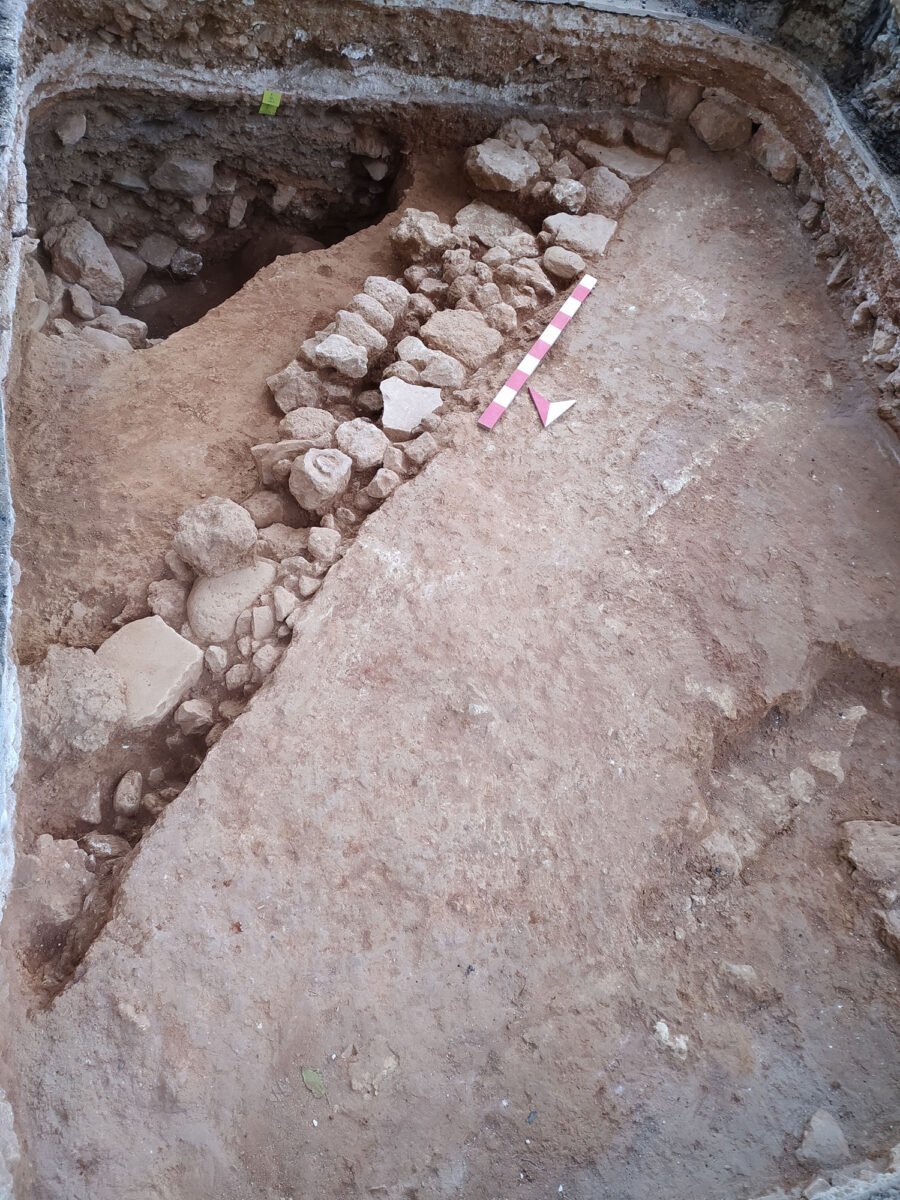 Εικ. 12. Ανασκαφή στην οδό Κανεβάρω και Σκορδιλών (οικόπεδο Λιονάκη-Βλαμάκη). Το ισχυρό δάπεδο από πολύ παχιά στρώση από άργιλο, από τα βορειοδυτικά.