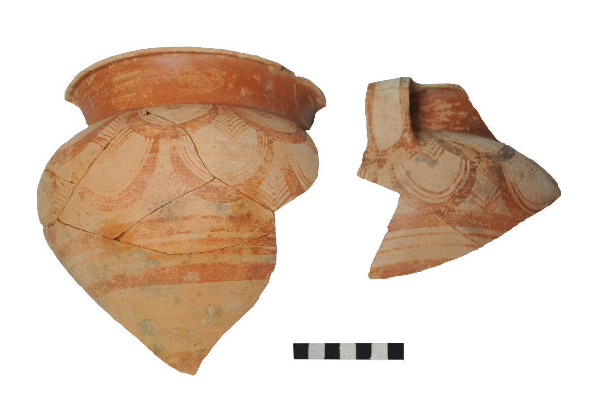 Εικ. 16. Ανασκαφή στην οδό Κανεβάρω και Σκορδιλών (οικόπεδο Λιονάκη-Βλαμάκη). Χαρακτηριστική κεραμική του 14ου αι. π.Χ. (τέλος Υστερομινωικής ΙΙΙΑ1 περιόδου).