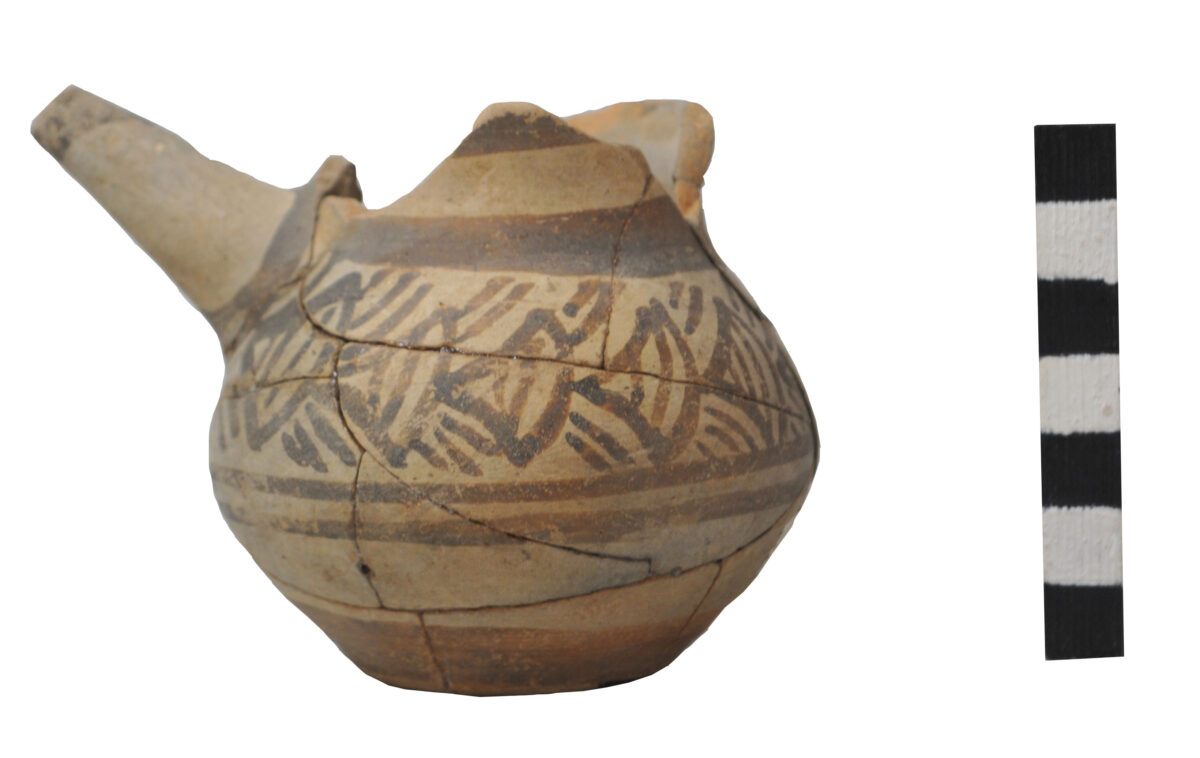 Εικ. 18. Ανασκαφή στην οδό Κανεβάρω και Σκορδιλών (οικόπεδο Λιονάκη-Βλαμάκη). Χαρακτηριστική κεραμική του 14ου αι. π.Χ. (τέλος Υστερομινωικής ΙΙΙΑ1 περιόδου).