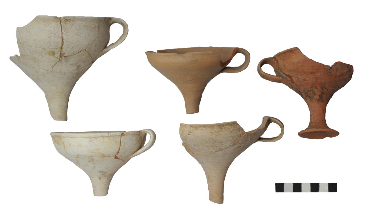 Εικ. 19. Ανασκαφή στην οδό Κανεβάρω και Σκορδιλών (οικόπεδο Λιονάκη-Βλαμάκη). Χαρακτηριστική κεραμική του 14ου αι. π.Χ. (τέλος Υστερομινωικής ΙΙΙΑ1 περιόδου).