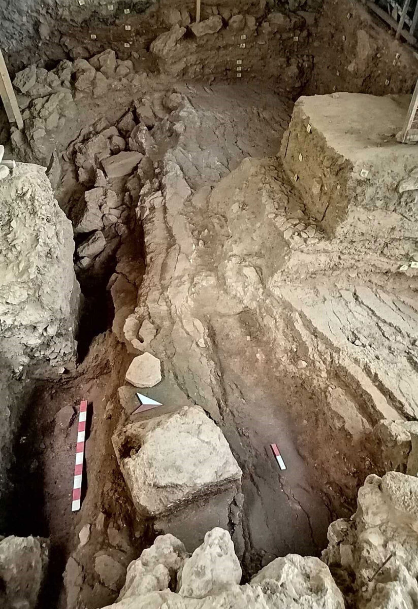 Εικ. 2. Ο χώρος της φετινής ανασκαφής από τα ανατολικά. Διακρίνεται το βαθύτερο σημείο του ρήγματος με κατακρημνισμένα τμήματα της μεγάλης αίθουσας με το δάπεδο από χαλικάσβεστο.