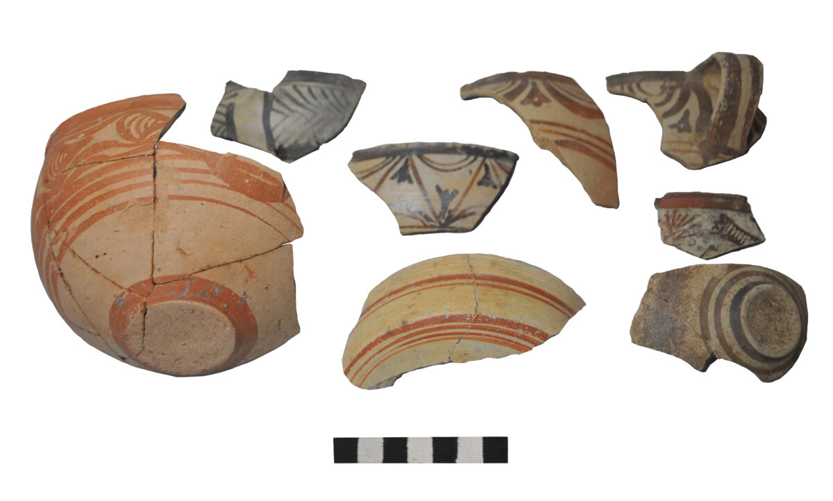 Εικ. 20. Ανασκαφή στην οδό Κανεβάρω και Σκορδιλών (οικόπεδο Λιονάκη-Βλαμάκη). Χαρακτηριστική κεραμική του 14ου αι. π.Χ. (τέλος Υστερομινωικής ΙΙΙΑ1 περιόδου).