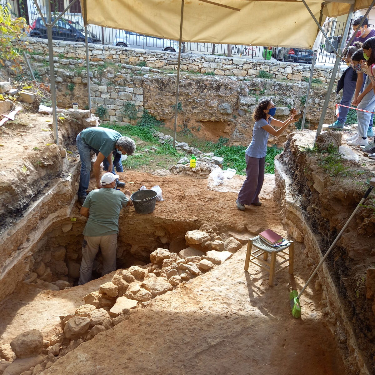 Εικ. 22. Ανασκαφή στην οδό Κανεβάρω και Σκορδιλών (οικόπεδο Λιονάκη-Βλαμάκη). Εικόνα από το εκπαιδευτικό πρόγραμμα με ολιγάριθμες ομάδες μικρών μαθητών στο πλαίσιο της δράσης «Δαίδαλα».