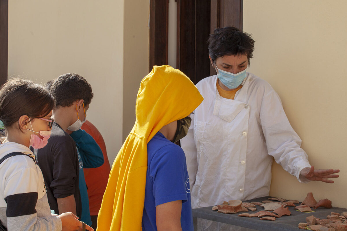 Εικ. 23. Ανασκαφή στην οδό Κανεβάρω και Σκορδιλών (οικόπεδο Λιονάκη-Βλαμάκη). Εικόνα από το εκπαιδευτικό πρόγραμμα με ολιγάριθμες ομάδες μικρών μαθητών στο πλαίσιο της δράσης «Δαίδαλα».