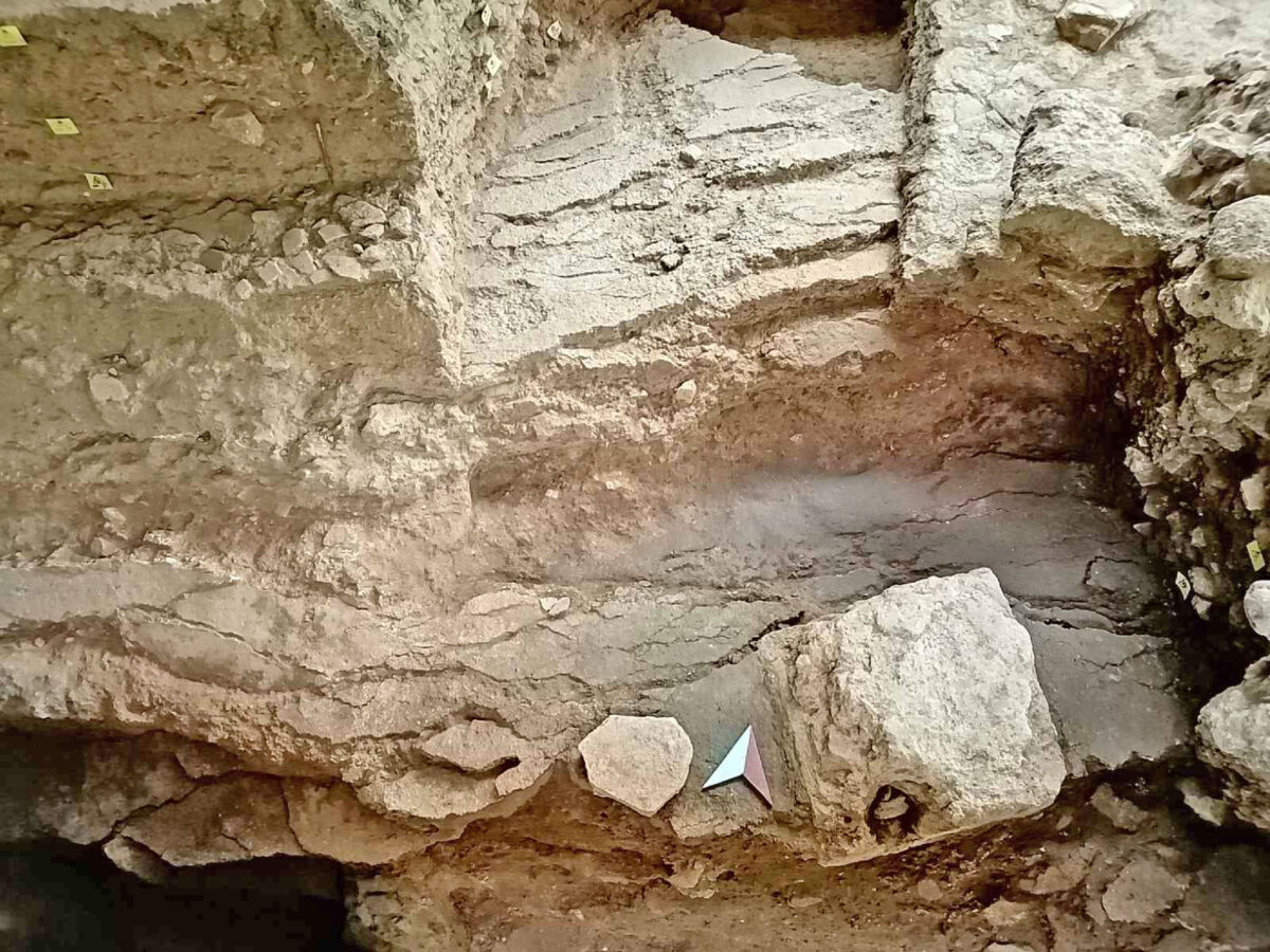 Εικ. 3. Ανασκαφή στην οδό Κατρέ, αρ. 1. Λεπτομέρεια του ρηγματωμένου και κατακρημνισμένου δαπέδου. Βάση για κίονα κατά χώραν.