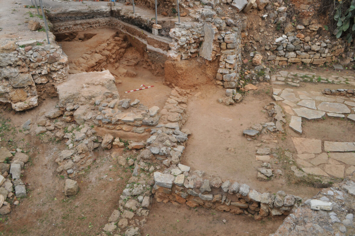 Εικ. 8. Ανασκαφή στην οδό Κανεβάρω και Σκορδιλών (οικόπεδο Λιονάκη-Βλαμάκη). Γενική άποψη από τα νότια.