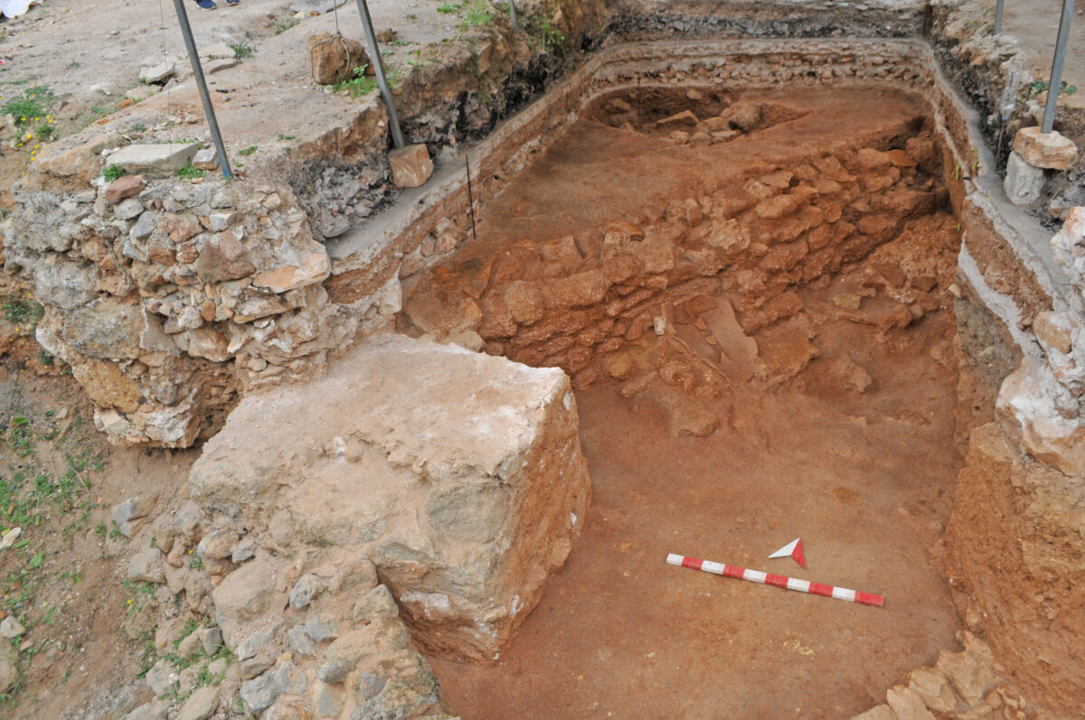 Εικ. 9. Ανασκαφή στην οδό Κανεβάρω και Σκορδιλών (οικόπεδο Λιονάκη-Βλαμάκη). Διακρίνεται ο σπασμένος πίθος κατά χώραν μπροστά στον τοίχο του δωματίου.