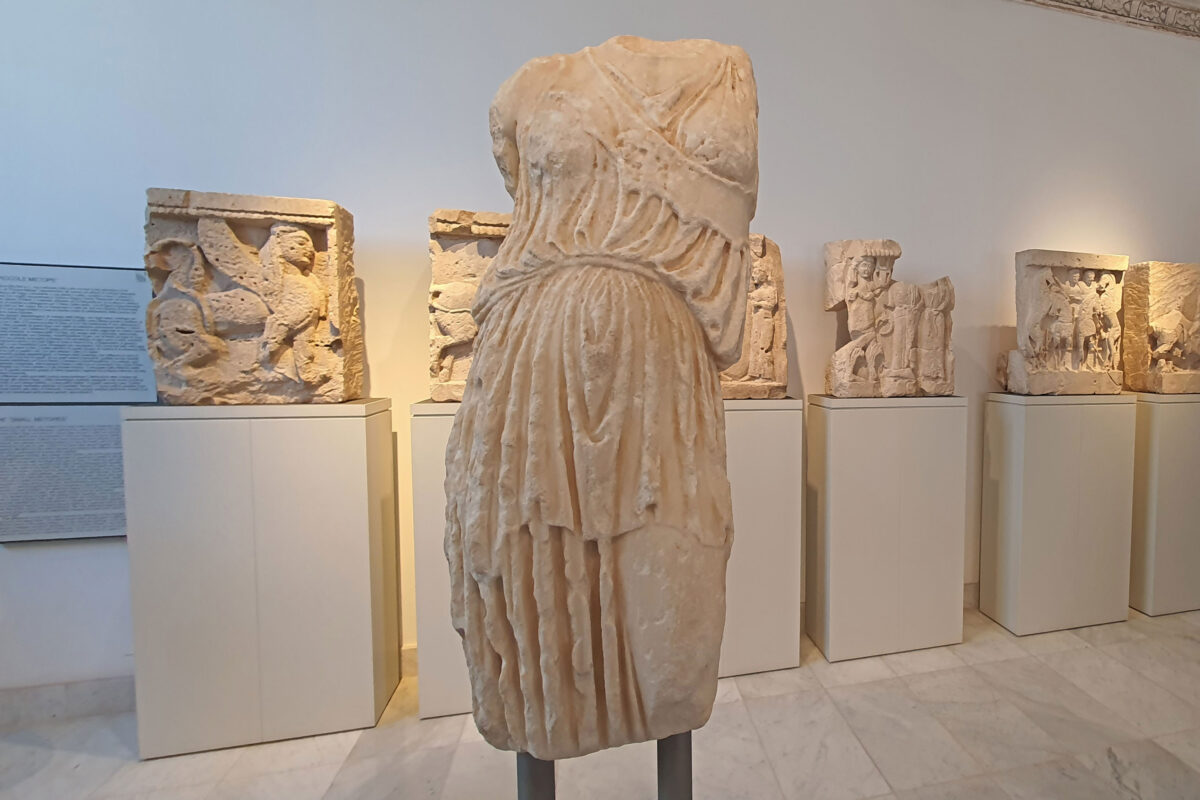 Το άγαλμα της θεάς Αθηνάς τοποθετημένο στη θέση του στο Αρχαιολογικό Μουσείο Antonino Salinas (πηγή εικόνας: Μουσείο Ακρόπολης).