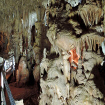 Η Λ. Μενδώνη για το Σπήλαιο και το Μουσείο Πετραλώνων