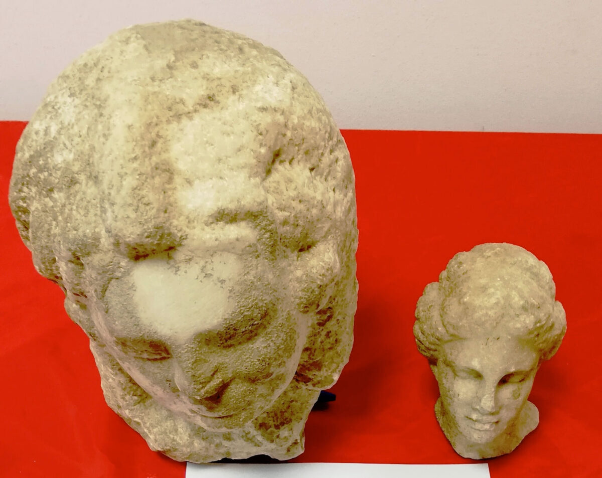 Οι δύο μαρμάρινες κεφαλές που βρέθηκαν στη Θεσσαλονίκη (πηγή εικόνας: Ελληνική Αστυνομία).
