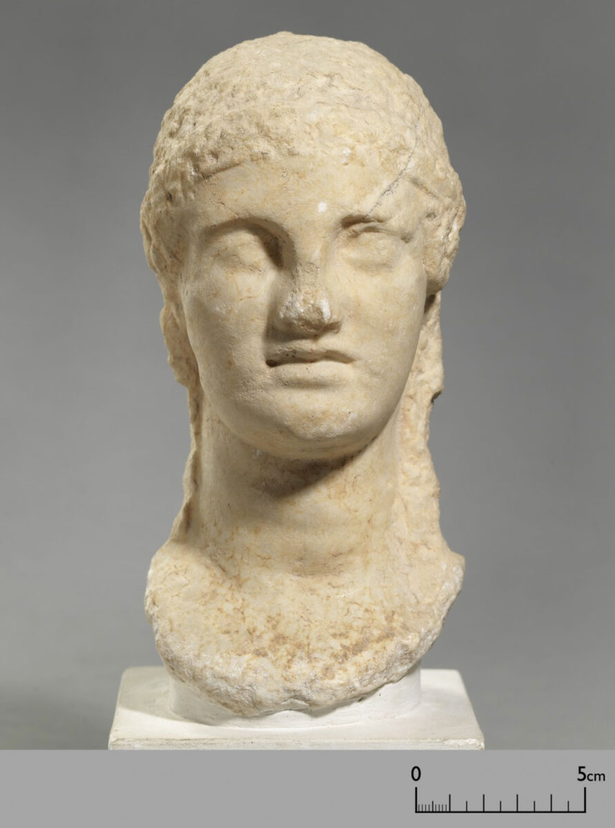 Κεφαλή θεότητας που με βάση τη νεότερη έρευνα μπορεί να συσχετιστεί με το ιερό της Μυγδονικής Λητής. Αρχαιολογικό Μουσείο Θεσσαλονίκης (ΜΘ1043). ©ΥΠΠΟΑ-ΑΜΘ.