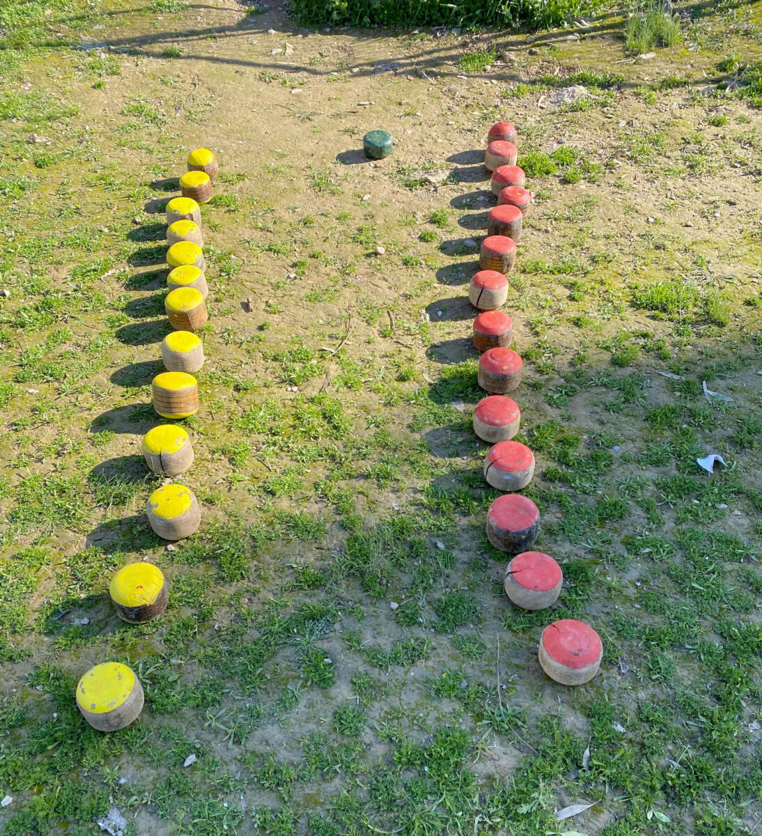 Το «Αμπαλί», ένα παραδοσιακό ομαδικό παιχνίδι που παίζεται με ξύλινες μπάλες σε ειδικά διαμορφωμένο γήπεδο ανοιχτού χώρου (φωτ.: ΥΠΠΟΑ).