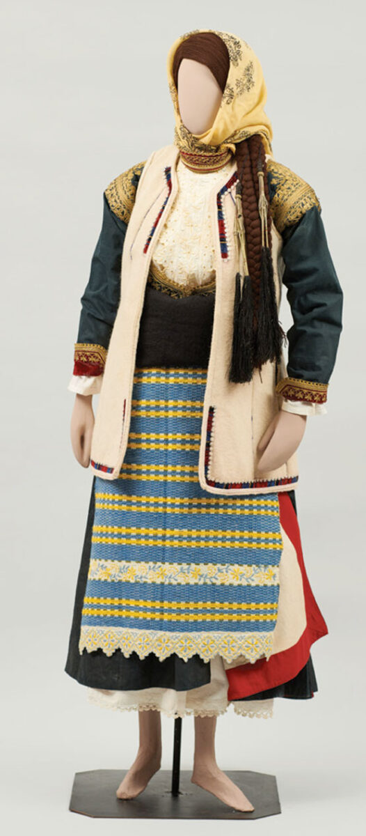 Γυναικεία ενδυμασία, Μέγαρα Αττικής. Κέντρον Ερεύνης της Ελληνικής Λαογραφίας, Ακαδημία Αθηνών.