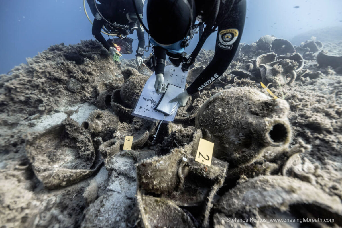 Αποκαλύφθηκαν περίπου 15 θαμμένοι αμφορείς, πλήθος επιτραπέζιας κεραμικής και τμήματα ξύλου (πηγή εικόνας: ΥΠΠΟΑ).