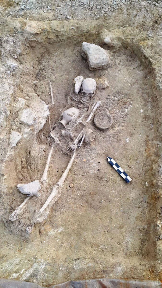 Ευρήματα από τα τμήματα των δυο νεκροταφείων (φωτ.: ΑΠΕ-ΜΠΕ / Σ. Δημάκη).