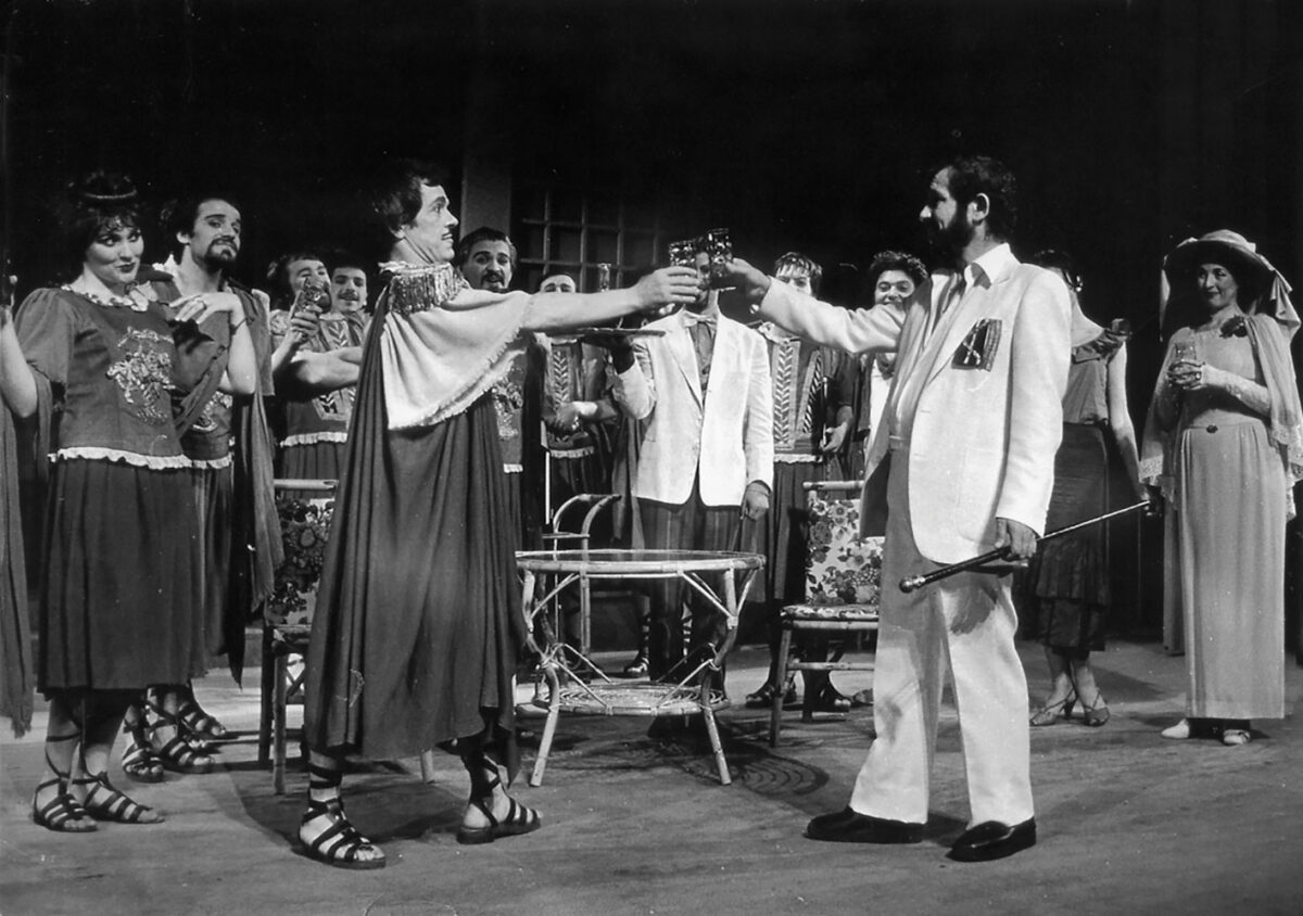 Θεατρική παράσταση «Ο μπαμπάς ο πόλεμος». Θέατρο Τέχνης, 1980. Διακρίνονται μπροστά: Γιώργος Αρμένης, Γιώργος Λαζάνης.