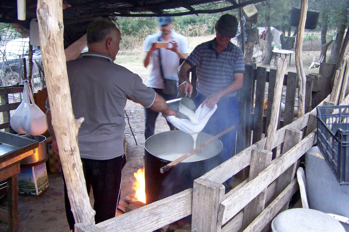Η παραδοσιακή παρασκευή του Μανουριού γίνεται αποκλειστικά εποχικά, δηλαδή μόνο κατά τους μήνες Ιούλιο και Αύγουστο (φωτ.: ΥΠΠΟΑ).