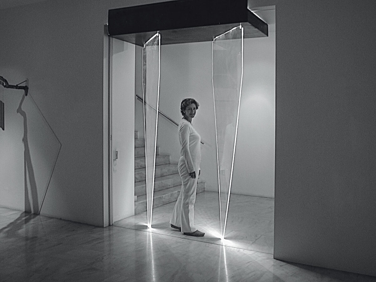 Η Μαρία Δημητριάδη στη Μέδουσα, μπροστά σε «Πύλη» του Νάκη Ταστσιόγλου.