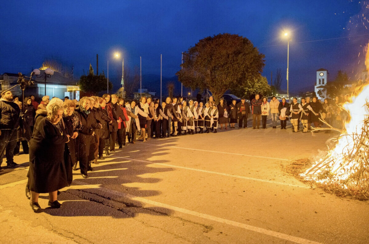 Οι συμμετέχοντες στο δρώμενο Σάγια καταλήγουν στην πλατεία του χωριού όπου ανάβουν μεγάλη φωτιά, πηδούν από πάνω, χορεύουν και γλεντούν (φωτ.: ΥΠΠΟΑ).