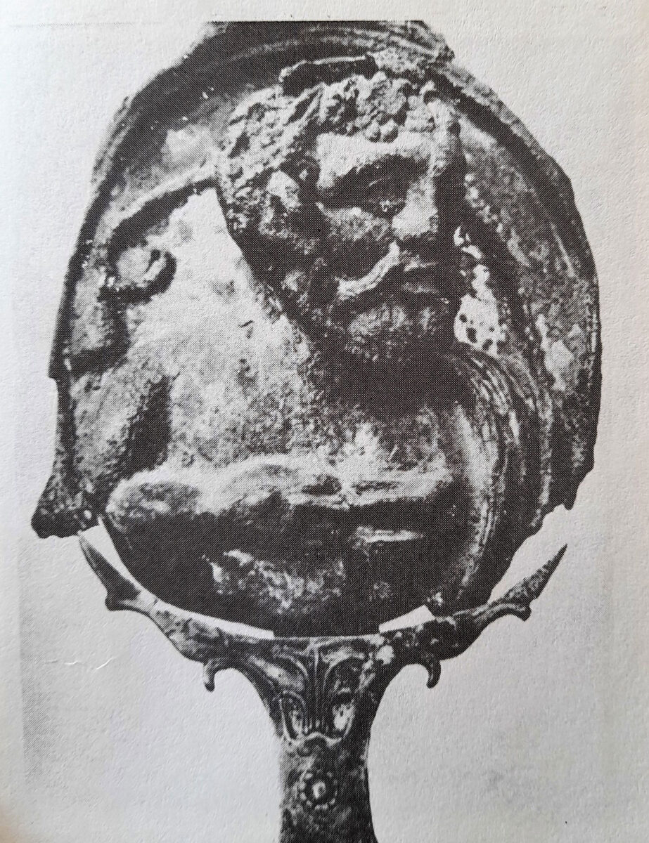 Κεφαλή Διονύσου σε ασπίδα, στο Μουσείο Τάξιλας (πηγή εικόνας: ΑΠΕ-ΜΠΕ).