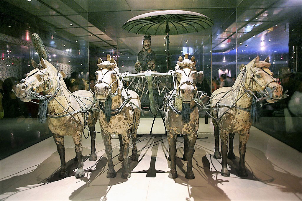 Στον πήλινο στρατό περιλαμβάνονται μεμονωμένα άλογα και άρματα με ηνιόχους (πηγή εικόνας: ΑΠΕ-ΜΠΕ).