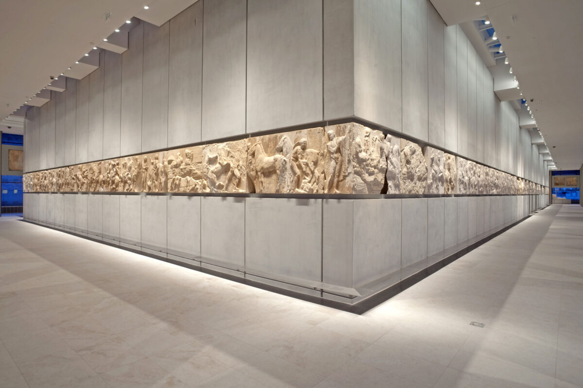Η νοτιοδυτική γωνία της ζωφόρου του Παρθενώνα, από την οποία ξεκινούν τα δύο σκέλη της πομπής των Παναθηναίων. © Μουσείο Ακρόπολης. Φωτ.: Νίκος Δανιηλίδης.