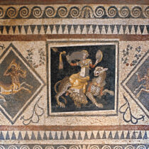 Ψηφιδωτό από την Οικία των Προσωπείων: στην κεντρική σκηνή ο Διόνυσος ιππεύει πλαγίως έναν πάνθηρα ανάμεσα σε δύο Κενταύρους (© EFA).