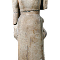 Άγαλμα της Αρτέμιδος από μάρμαρο Νάξου, δωρεά γύρω στο 630 π.Χ. της Νικάνδρης από τη Νάξο. Σήμερα εκτίθεται στο Εθνικό Αρχαιολογικό Μουσείο (Αθήνα, MN 1) (© EFA).