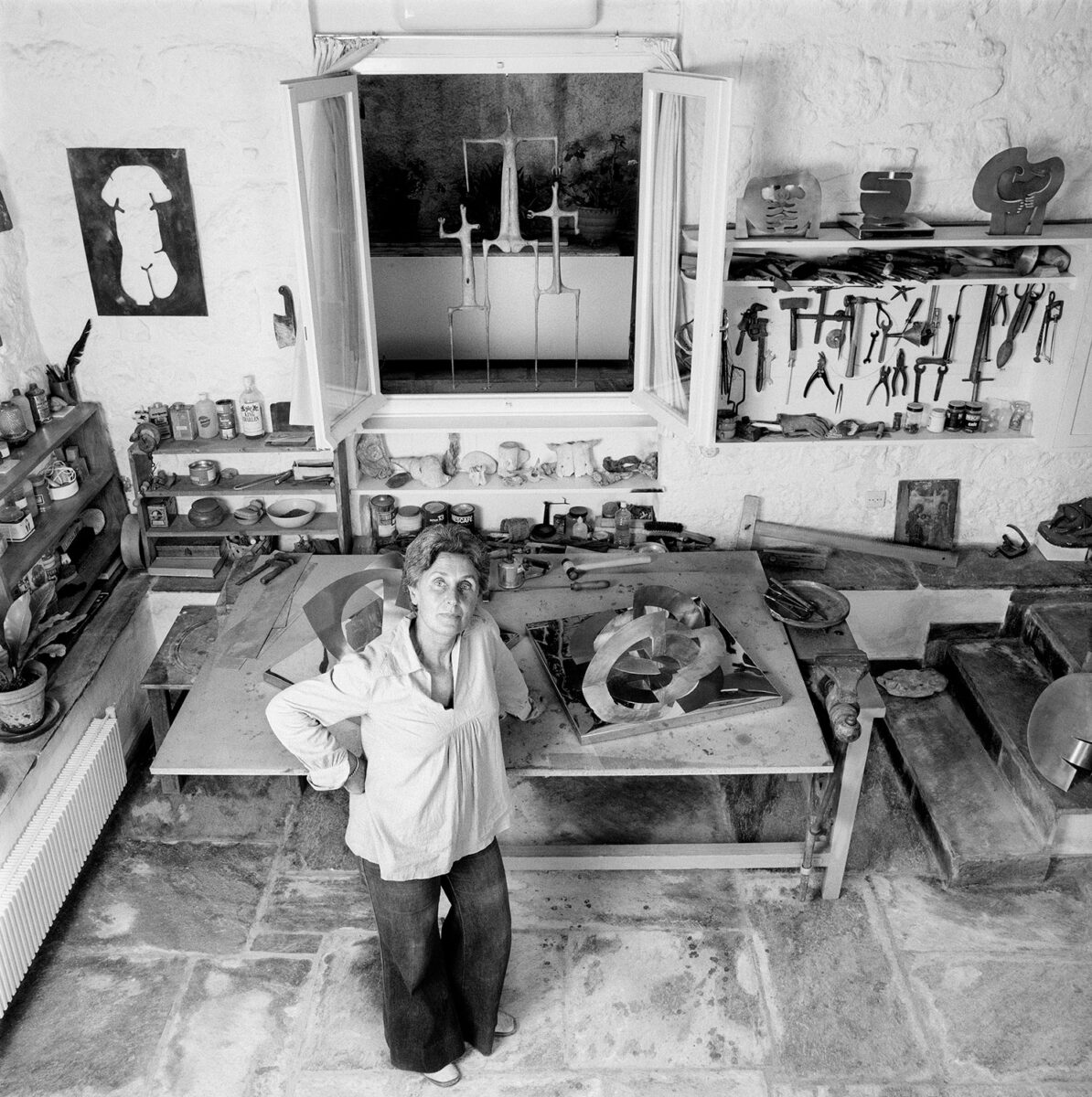 H Άλεξ Μυλωνά στο εργαστήριό της (φωτ.: MOMus - Μουσείο Άλεξ Μυλωνά).