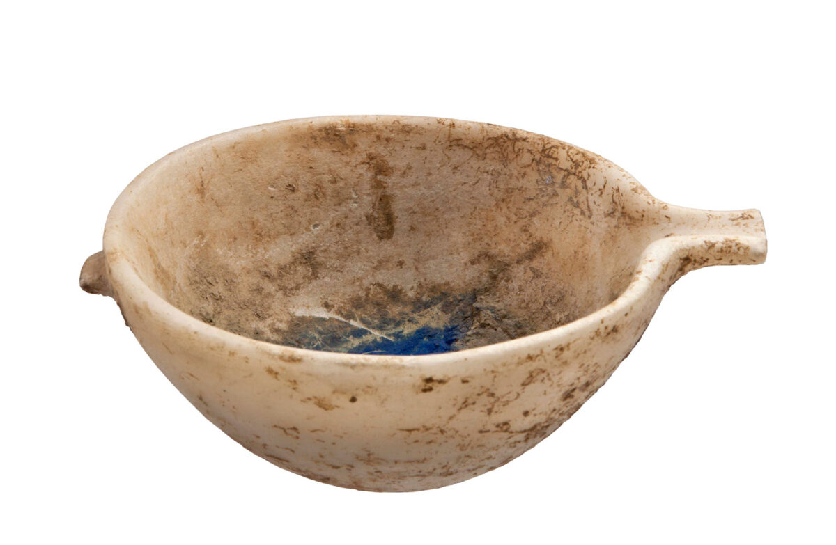 Μαρμάρινη προχυτική φιάλη με αζουρίτη στο εσωτερικό της. Πρωτοκυκλαδική ΙΙ περίοδος (2700 – 2400/2300 π.Χ.). Φωτ.: Ειρήνη Μίαρη © Μουσείο Κυκλαδικής Τέχνης.