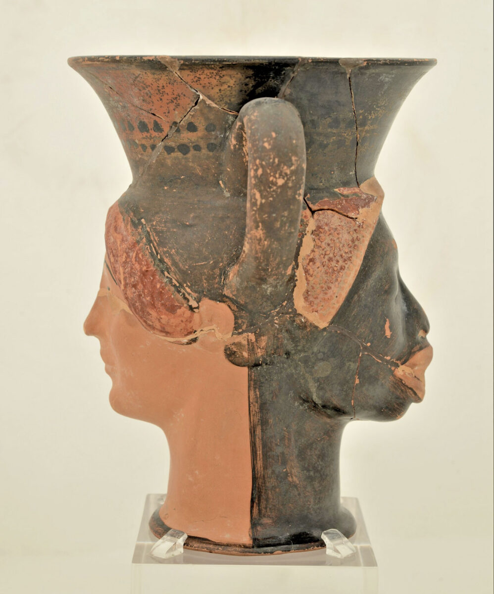 Αμφιπρόσωπος κάνθαρος στον οποίο αντιπαραβάλλονται ένα ερυθροβαφές πρόσωπο λευκής γυναίκας και πρόσωπο Αιθιόπισσας, που αποδίδεται με γυαλιστερό μαύρο γάνωμα. Γύρω στο 490 π.Χ. ΕΑΜ, Α 2056. © Εθνικό Αρχαιολογικό Μουσείο/© Ελ. Γαλανόπουλος.