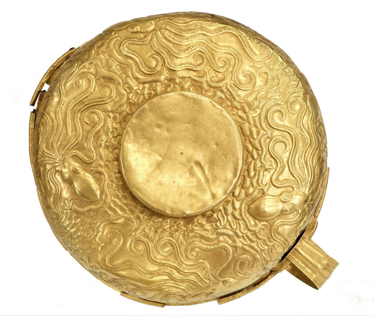Χρυσό αβαθές κύπελλο με ανάγλυφη διακόσμηση που αποδίδει θαλασσινό τοπίο, από τη Μιδέα (Δενδρά) Αργολίδας. 1500–1300 π.Χ. ΕΑΜ, Π 7341. © Εθνικό Αρχαιολογικό Μουσείο/© Μ. Κοντάκη.