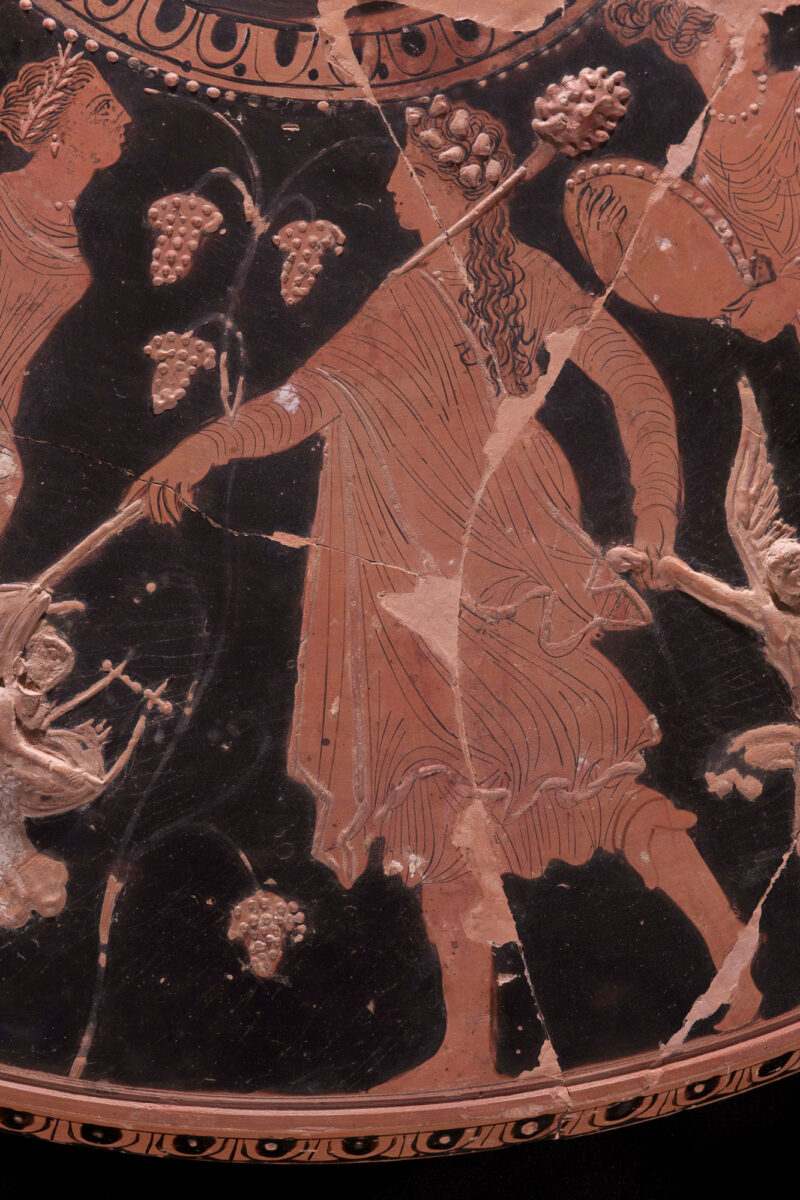 Λεπτομέρεια από πώμα ερυθρόμορφης λεκανίδας με διονυσιακή σκηνή. 4ος αι. π.Χ. Μουσείο Ακρόπολης. Φωτ.: Σωκράτης Μαυρομμάτης.
