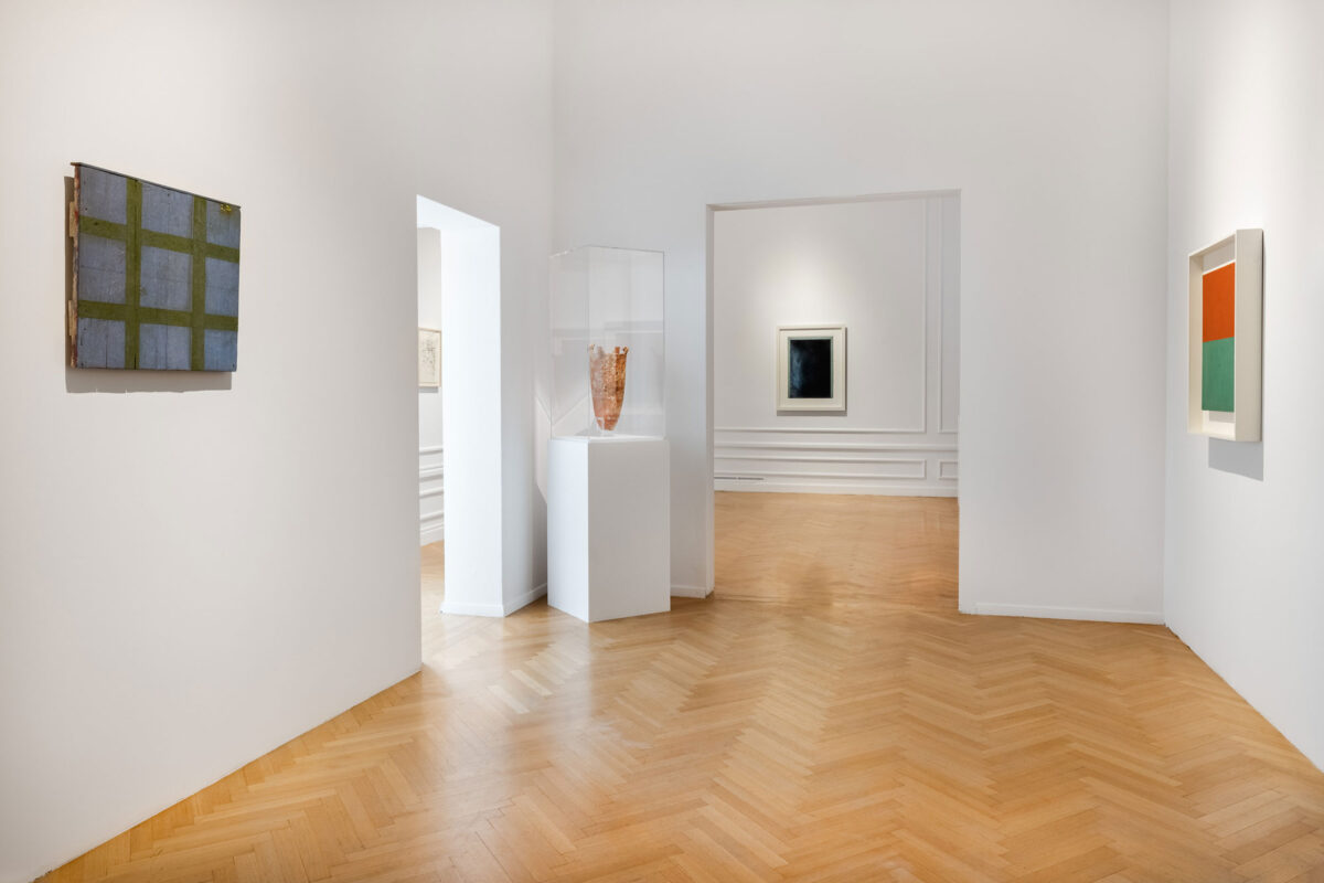 Άποψη της έκθεσης «Brice Marden και Ελληνική Αρχαιότητα». Φωτ.: Πάρις Ταβιτιάν. © Μουσείο Κυκλαδικής Τέχνης.