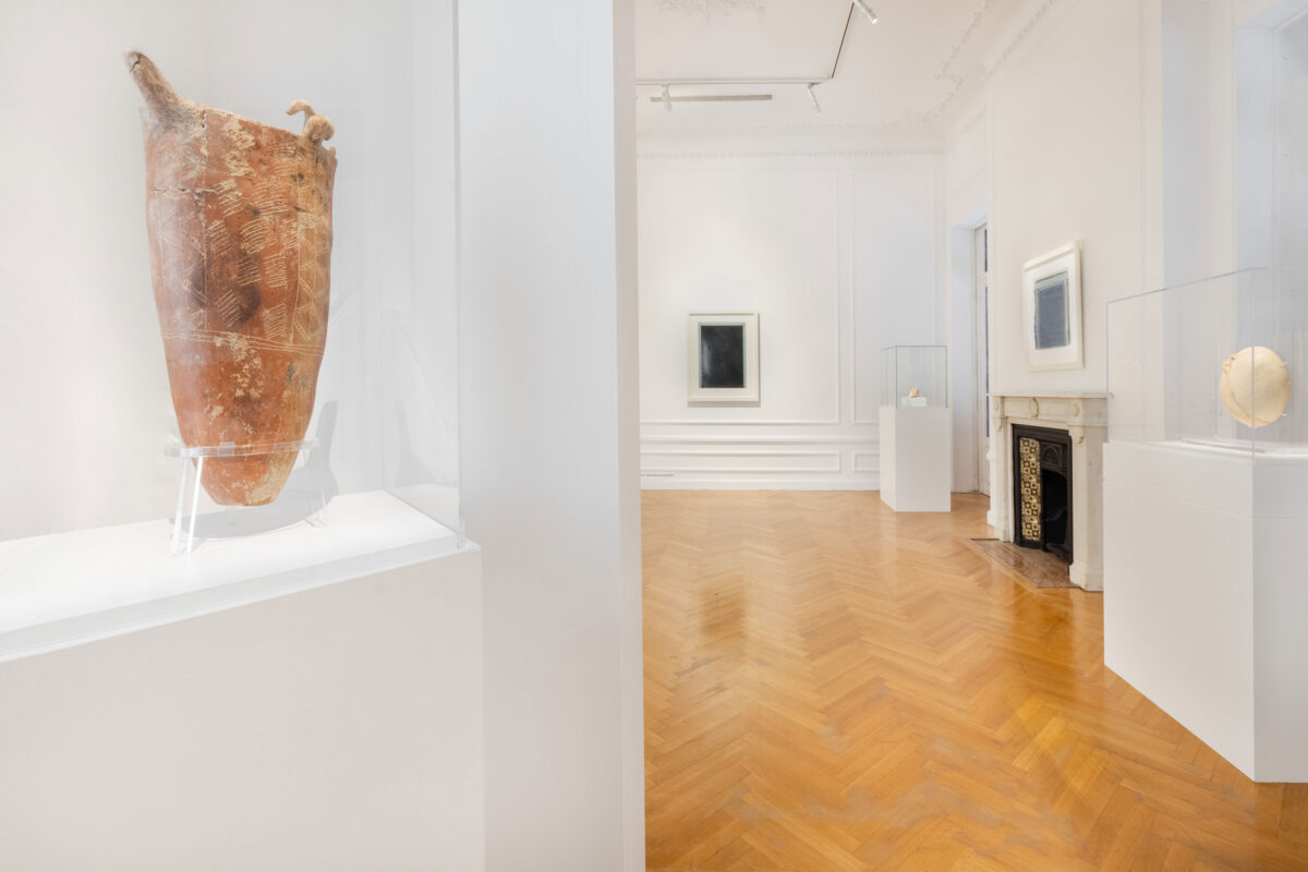 Άποψη της έκθεσης «Brice Marden και Ελληνική Αρχαιότητα». Φωτ.: Πάρις Ταβιτιάν. © Μουσείο Κυκλαδικής Τέχνης.